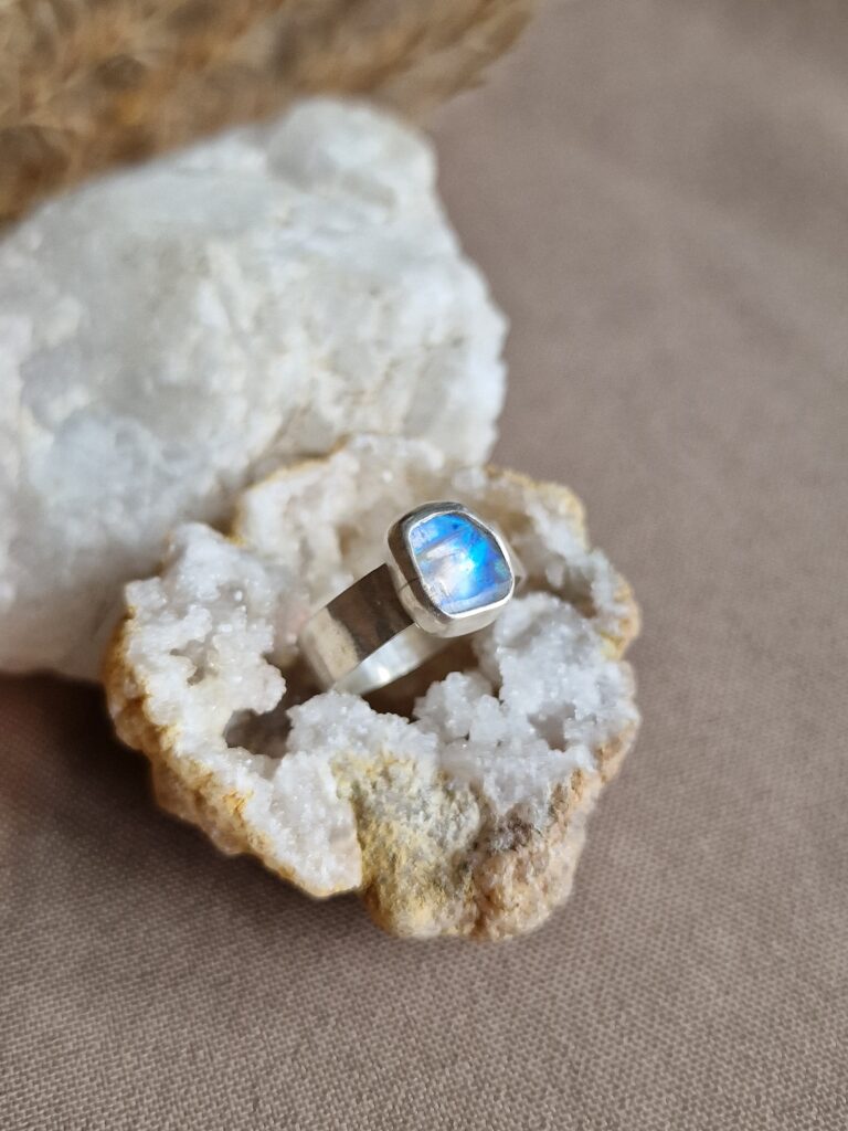 Pierścionek srebrny z kamieniem księżycowym