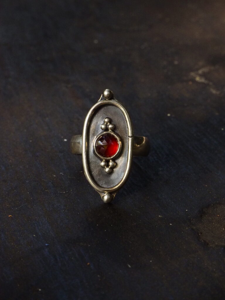 Pierścionek z granatem Ignis