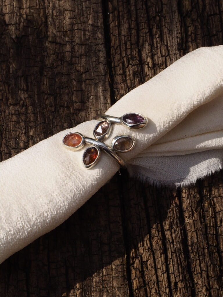 Pierścionek srebrny ze spinelami