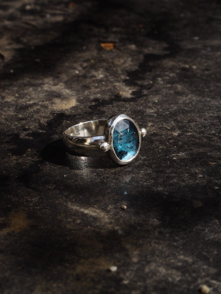 Pierścionek z kyanitem Mare