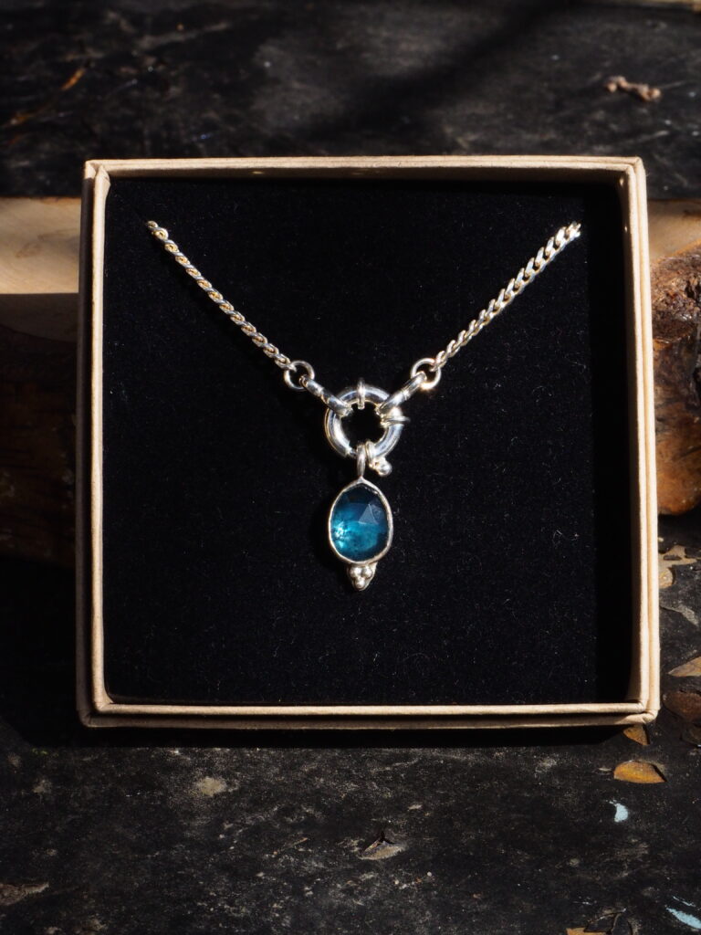 Naszyjnik srebrny z kyanitem Mare