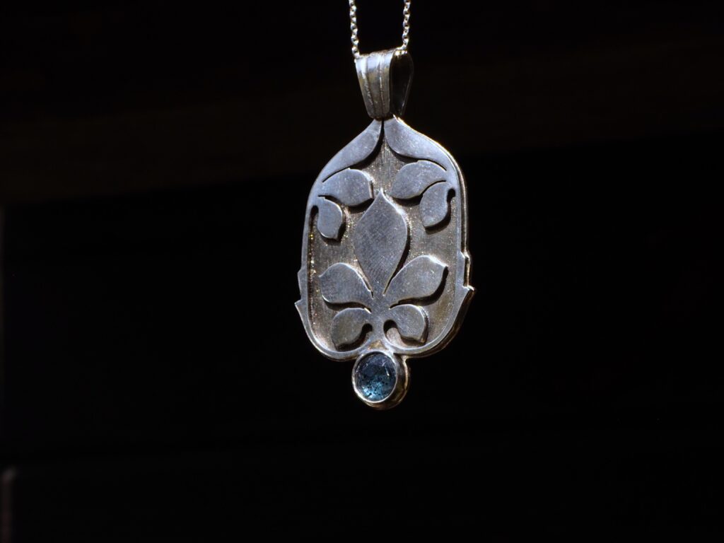 Naszyjnik z kyanitem Floral