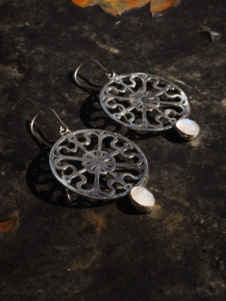 Kolczyki z kamieniem księżycowym Rozeta