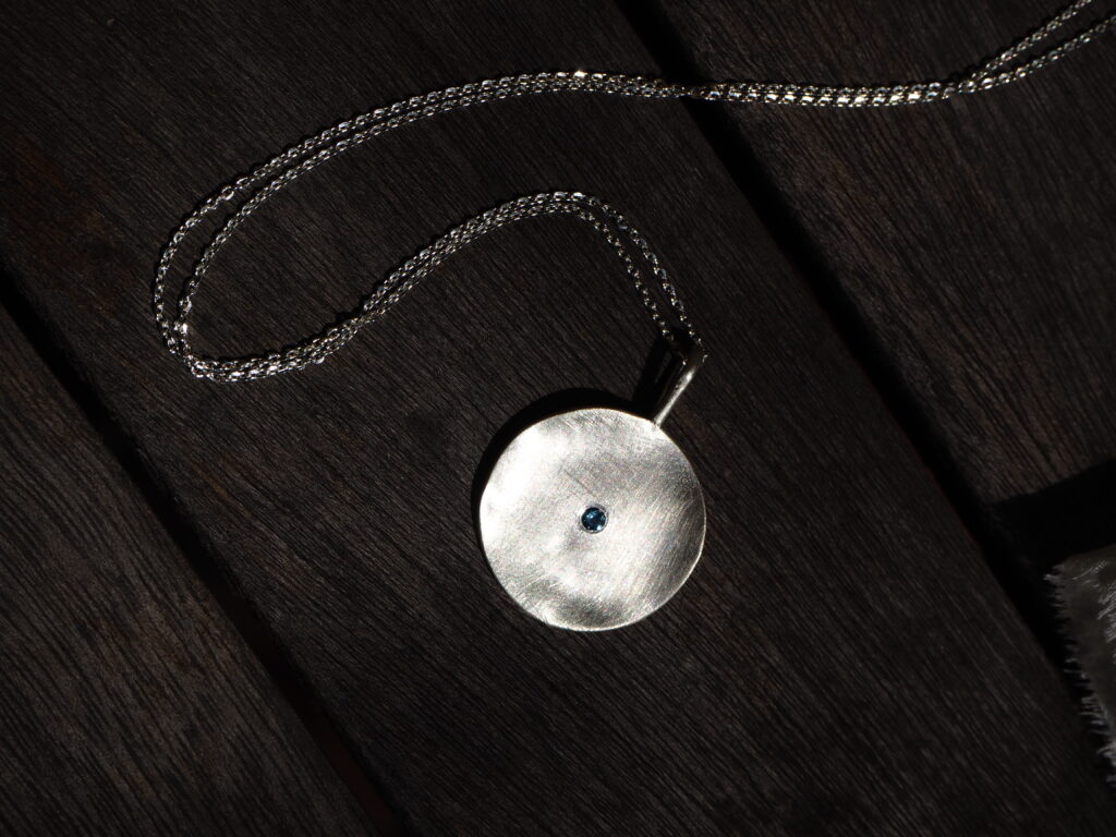 Naszyjnik srebrny Topaz London Blue mały